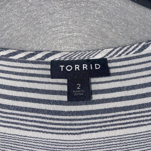 Torrid Top Womens 2 Gray White Striped Cap Sleeve V Neck Stretch Casual Buttons - Picture 4 of 14